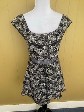 JOA Just one Answer women M fully lined floral textured scoopneck dress
